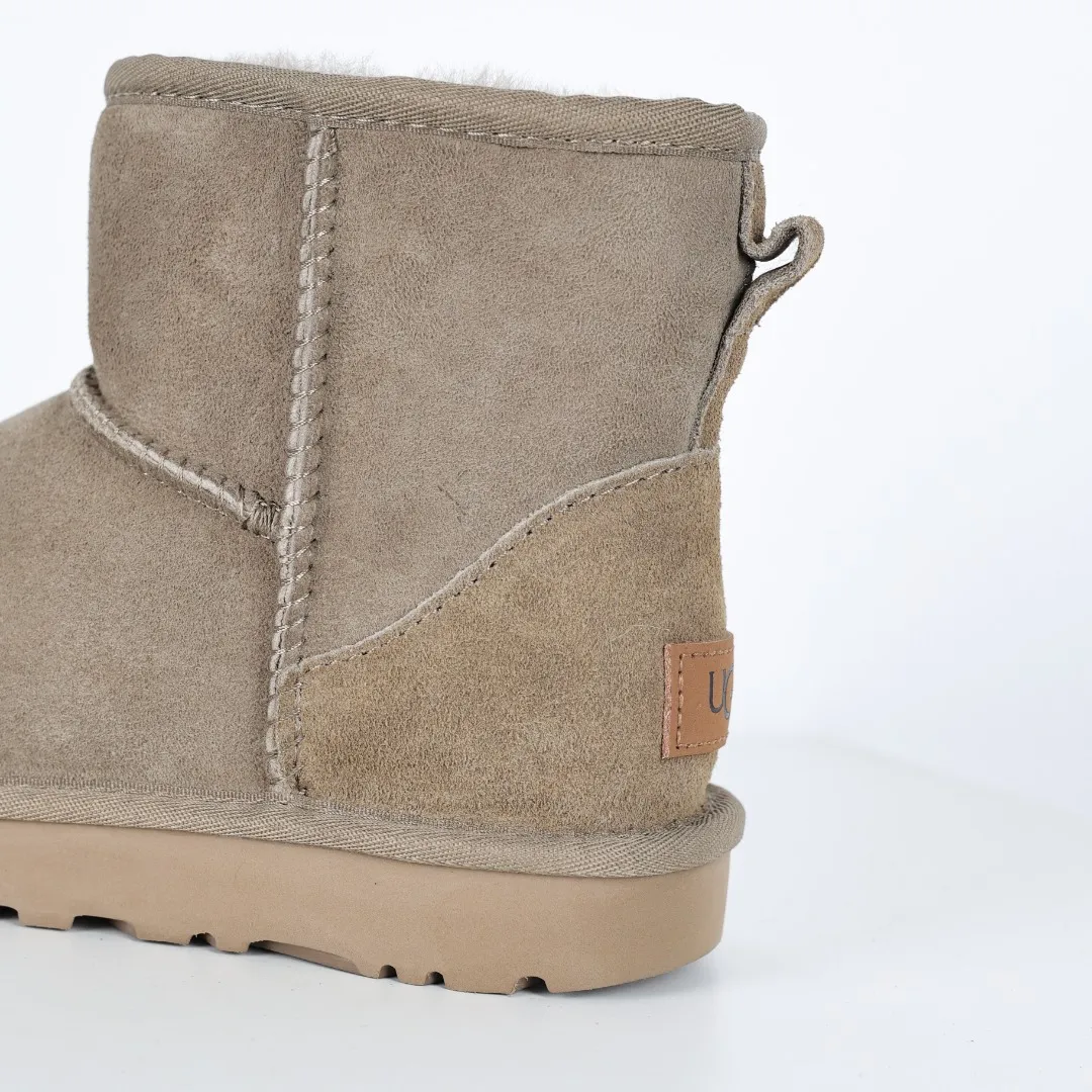 Pick up locally 💰520, core recommendation, good price, UGG Classic Mini mid-tube series, Xiaohongshu hot model, Henan Longfeng leather production, sheepskin and wool integration, top quality in the market, 2-3 cm cashmere insole, keeping warm in winter, suitable for home use. In the new year, uug launched a style series, which is partially biased towards the preferences of young consumers, and has also been at the forefront of fashion trends. Shoe body material, water-repellent coated suede upper 17mm UGGPURE™ implanted wool insole Lightweight non-slip comfortable rubber outsole With brand LOGO Trademark Comes with full packaging Size: 35 36 37 38 39 40